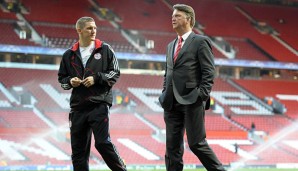 April 2010: Bayern-Spieler Schweinsteiger und Bayern-Trainer van Gaal in Manchesters Old Trafford