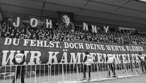 Beim Spiel gegen Augsburg ehrten die Fans Johnny Heimes mit einer Choreographie