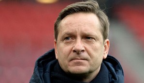 Horst Heldt nimmt Verteidiger Dennis Aogo nach dem Hertha-Spiel in die Mangel