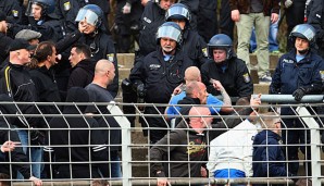 Fans des SV Darmstadt 98 mussten beim Spiel gegen die Eintracht von der Polizei auseinander gehalten werden