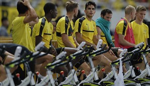 Einer von insgesamt acht Neuzugängen bei Borussia Dortmund: Marc Bartra (4.v.l.)