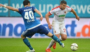 Raul Bobadilla (r.) könnte in der kommenden Saison keine Zweikämpfe für Augsburg mehr bestreiten