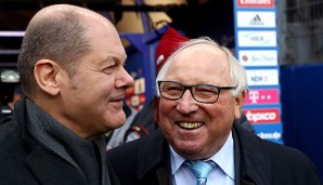 Uwe Seeler und Olaf Scholz beim Spiel gegen Dortmund