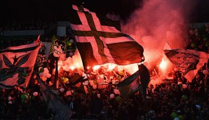 Fans von Werder Bremen zündeten gegen Ingolstadt Pyrotechnik und zeigten beleidigende Plakata