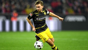 Marcel Schmelzer wird auch künftig bei Borussia Dortmund die Kapitänsbinde tragen