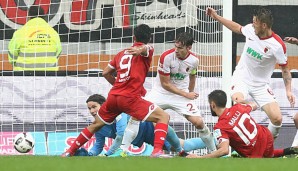 Beim Hinspiel in Augsburg verletzte sich Dominik Kohr vom FCA schwer