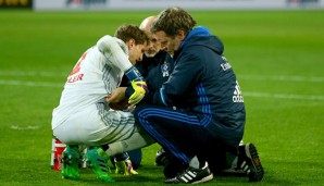 Rene Adler lässt sich während dem Spiel gegen Dortmund behandeln