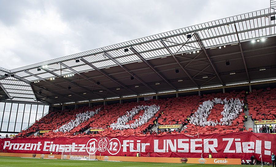 MAINZ 05 - HERTHA BSC 1:0: Die Mainzer Fans geben eindrucksvoll die Marschrichtung für das Spiel vor...