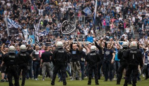 Anschließend ging es hoch her: Die HSV-Fans stürmten den Platz im Freudentaumel, die Polizei musste die Massen stoppen