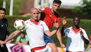 Kenan Kodro (rot) ist zwar in Spanien geboren, spielt aber für die bosnische Nationalmannschaft
