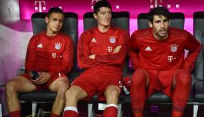 Wie unter Pep Guardiola üblich, wird beim FC Bayern rotiert. So sitzt neben Rafinha (l.) und Javi Martinez (r.) auch Torjäger Robert Lewandowski zunächst draußen