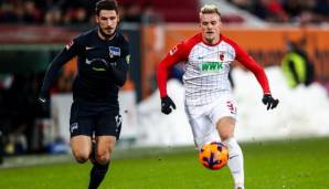 Philipp Max vom FC Augsburg im Duell mit Herthas Matthew Leckie
