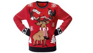 Wer rot in den Vereinsfarben trägt, der hat natürlich leichtes Spiel bei den Ugly Christmas Sweatern. Ob Christian Streich an Weihnachten so unter dem Baum sitzt?
