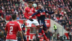 Jean-Philippe Gbamin vom 1. FSV Mainz im Kopfballduell mit Franck Ribery vom FC Bayern München