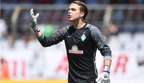 Werder Bremen stattet Luca Plogmann mit einem Profivertrag aus.