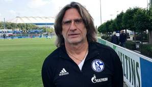 Norbert Elgert ist seit Jahren für die U-19 des FC Schalke verantwortlich.