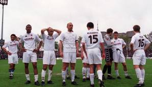 FC St. Pauli: 1978, 1991, 1997, 2002, 2011. Nur vier Siege fuhr das Team in der Saison 2001/02 ein, einen davon allerdings legendär gegen den FC Bayern München. St. Pauli stieg als "Weltpokalsieger-Besieger" ab.