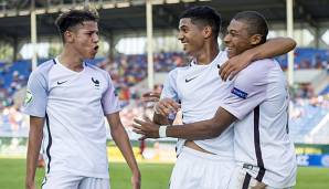 Jean-Kevin Augustin bejubelt gemeinsam mit Amine Harit und Kylian Mbappe ein Tor bei der U19-EM 2016.