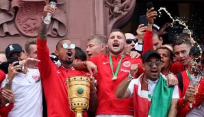 HALBFINALE: Die Aufforderung von Ante Rebic an Kevin-Prince Boateng vor dem Pokalfinale gegen den FC Bayern, der dann tatsächlich den Führungstreffer der Eintracht von Rebic vorbereitete: "Bruder, schlag den Ball lang!"