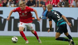 "In Lichtgeschwindigkeit" seien die letzten Monate vorbeigegangen, sagte Burkhardt. Monate, in denen der U-Nationalspieler bereits vier Bundesliga-Spiele von Beginn an machte und erste "Duftmarken in der Bundesliga" (Schröder) setzte.