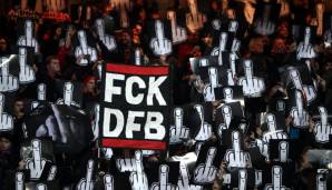 Mit Mittelfingern und Protestplakaten machten die Nürnberger Fans ihrem Ärger Luft.