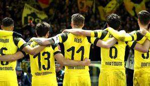 In den Farben und der Sache vereint: Die BVB-Spieler feiern ihren nächsten Last-Minute-Sieg in Berlin mit dem mitgereisten Anhang.