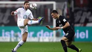 Im Hinspiel jubelte nach 90 Minuten die Mannschaft von Bruno Labbadia. Admir Mehmedi (li.) traf zur 1:0-Führung des VfL Wolfsburg in Frankfurt.