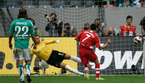 Beim 4:0-Sieg der Bayern in Bremen lässt Franck Ribery zum ersten Mal in der Bundesliga seine Extrakasse aufblitzen. Der Franzose narrte Werder mit einigen Kunststücken und erzielte zudem per Strafstoß sein allererstes Bundesligator.