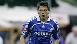 Beim FC Schalke 04 entwickelte sich Sebastian Boenisch von der U17 innerhalb von drei Jahren zum Bundesligaspieler, sein Debüt für S04 gab er im Februar 2006. Nach insgesamt neun Bundesligapartien schnappte Bremen 2007 für 3,5 Millionen Euro zu.