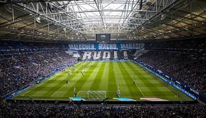 Die Schalke-Fans mit einer Choreo zu Ehren von Rudi Assauer.