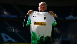 Marco Rose mit dem neuen Heimtrikot von Borussia Mönchengladbach.