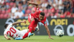Karim Onisiwo vom 1. FSV Mainz 05 hat bei der Generalprobe auf die neue Saison den FC Metz vor der Brust.