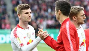Timo Werner und Robert Lewandowski klatschen sich beim DFB-Pokalfinale ab.