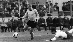 SIGFRIED HELD (in der Saison 1965/66): Spielte in zwei Perioden für die Schwarzgelben (1965-1971 und 1977-79). Insgesamt machte der Stürmer 422 Spiele in der Bundesliga. War später auch als Fanbeauftragter der Dortmunder aktiv.