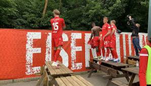 Die Spieler von Union Berlin feierten den Punktgewinn am Zaun zusammen mit einigen Fans.