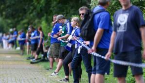 Während die Profis im Breisgau schwitzten, demonstrierten die Fans zu Hause in Gelsenkirchen. Allerdings nicht gegen den gruseligen Fußball, den ihr Klub spielt.