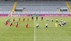 Zuvor versammelten sich beide Mannschaften am Mittelkreis des Grünwalder Stadions für eine Schweigeminute.
