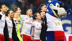 Kyriakos Papadopoulos feiert einen wichtigen Sieg des Hamburger SV mit seinen Teamkollegen