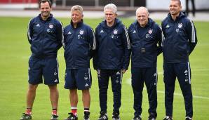 Dabei präsentierte der Triple-Trainer sein Team - unter anderem mit Peter Hermann (2.v.l.), den die Bayern von Fortuna Düsseldorf verpflichteten, und Hermann Gerland (2.v.r.), der sein Amt als NLZ-Leiter ruhen lässt