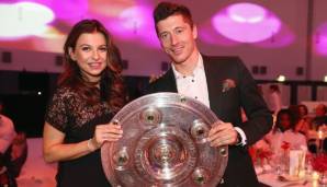 Robert Lewandowski mit Ehefrau Anna Lewandowska bei einer Titelfeier des FC Bayern