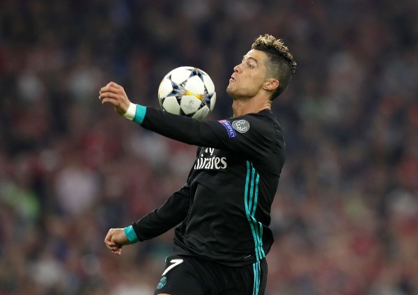 Cristiano Ronaldo von Real Madrid spielte den Ball klar mit dem Arm