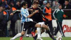 Am 3. März 2010 debütiert Müller mit nur 20 Jahren für die deutsche Nationalmannschaft. Im Freundschaftsspiel gegen Argentinien bleibt der junge Stürmer jedoch blass.
