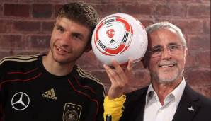 Müller und Müller: Thomas darf mit seinem Vorbild Gerd Müller den Bundesliga-Ball zur Saison 2010/11 präsentieren.