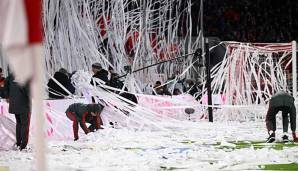 Die Fans des FCB hatten beim Bundesligaspiel gegen den 1. FC Nürnberg Papierrollen auf das Spielfeld geworfen.