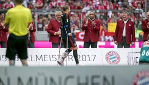 Schmerzhafte Erinnerungen: Nach seinem dritten Mittelfußbruch humpelt Manuel Neuer auf die Meisterfeier des FC Bayern München 2017