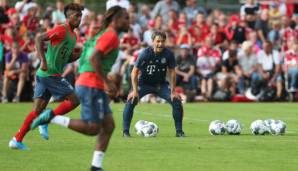 Nico Kovac beobachtet das Bayern-Training mit Kingsley Coman (l.) und Renato Sanches.