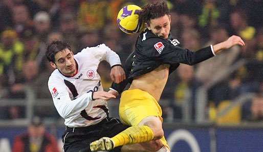 Dortmunds Neven Subotic setzt sich im Kopfballduell gegen Frankfurts Nikos Liberopoulos durch