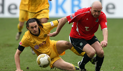 Neven Subotic (l.) und seine Borussia verspielten in Hannover zweimal eine Zwei-Tore-Führung