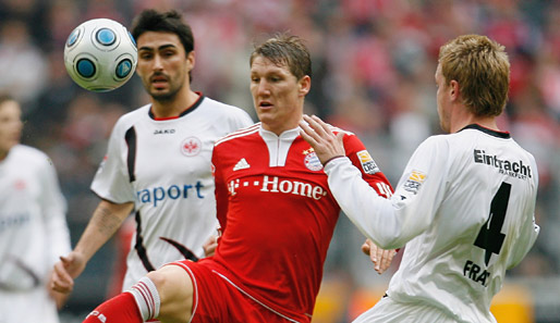 Schwerer Stand für Bayerns Zehner: Bastian Schweinsteiger (M.) hatte häufig zwei Gegenspieler