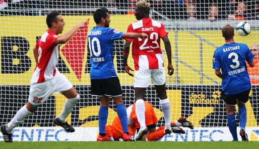 Andreas Ivanschitz schießt das 1-0 für Mainz. Der Freiburger Torwart Puoplin war chancenlos
